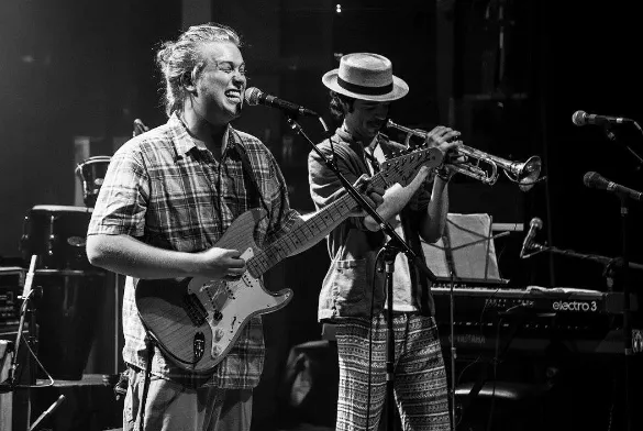 Amoramora: A Band on the Brink